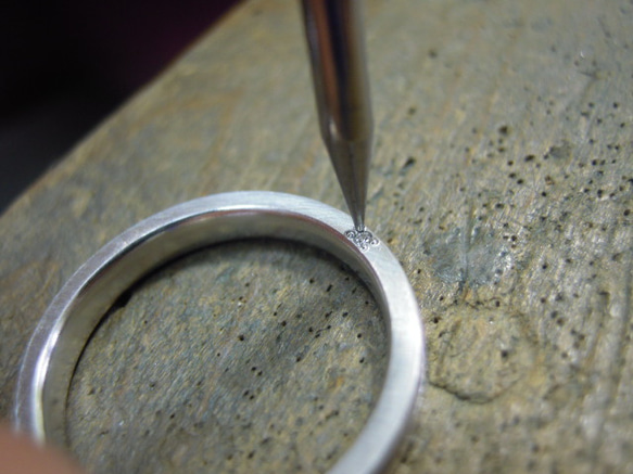 鍛造 結婚指輪 プラチナ pt900 平打ち リング 幅3mm 光沢 つや消し ツートーン 側面にダイヤ 4枚目の画像
