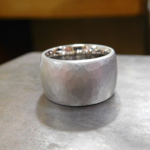 鍛造 結婚指輪 プラチナ pt900 槌目 幅広い 太い 平甲丸 リング 幅10mm