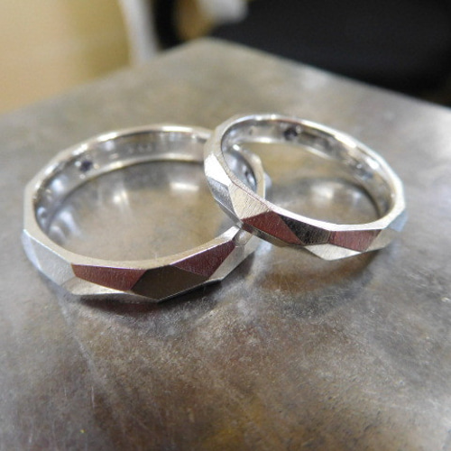 鍛造 結婚指輪 プラチナ pt900 彫金 擦り出し 甲丸 リング 男性4mm 