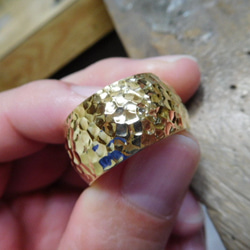 鍛造 結婚指輪 ゴールド 18金 k18 槌目 幅広い 平甲丸 リング 男性12mm 女性10mm 2枚目の画像