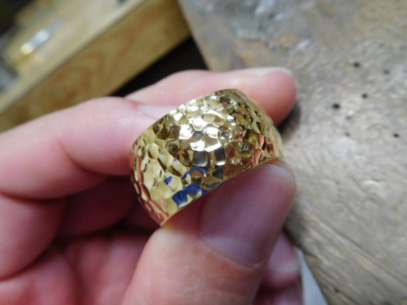 鍛造 結婚指輪 ゴールド 18金 k18 槌目 幅広い 平甲丸 リング 男性12mm 女性10mm 2枚目の画像