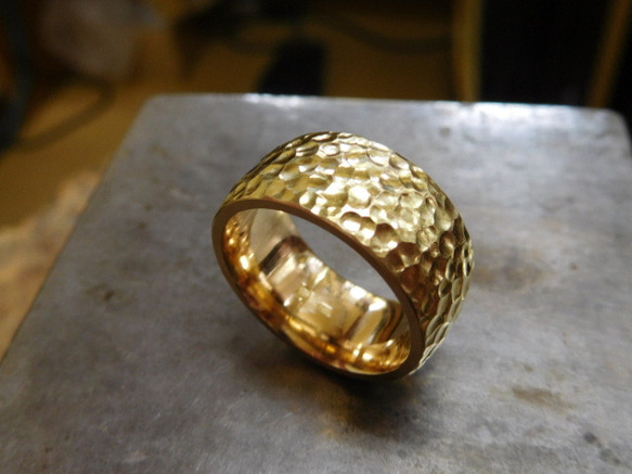 鍛造 結婚指輪 ゴールド 18金 k18 槌目 幅広い 平甲丸 リング 男性12mm 女性10mm 6枚目の画像