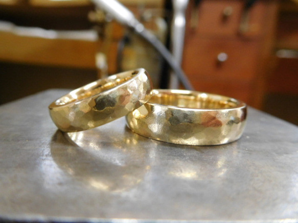 鍛造 結婚指輪 ゴールド 18金 k18 槌目 太い 平甲丸 リング 男性6.5mm 女性4.5mm 1枚目の画像