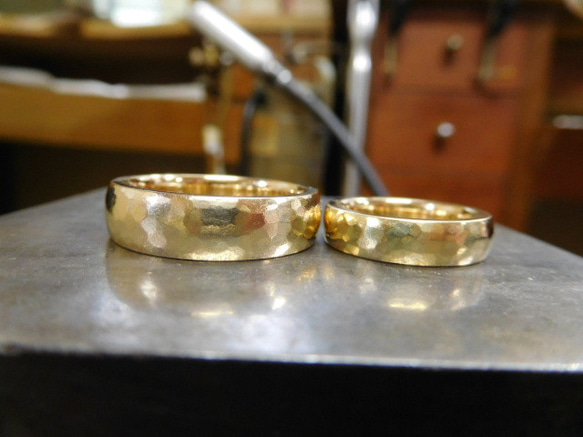 鍛造 結婚指輪 ゴールド 18金 k18 槌目 太い 平甲丸 リング 男性6.5mm 女性4.5mm 5枚目の画像