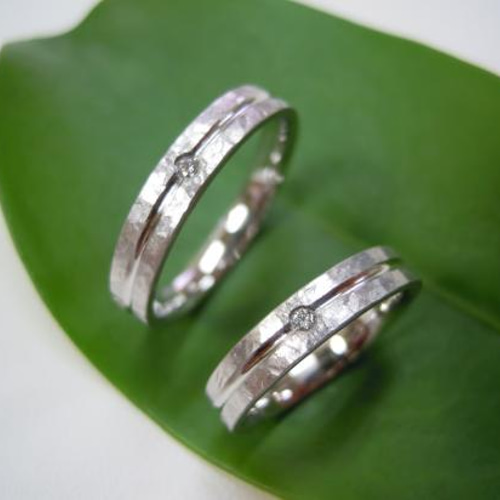 鍛造 結婚指輪 プラチナ pt900 平打ち リング 幅3.5mm 槌目 光沢