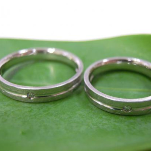 鍛造 結婚指輪 プラチナ pt900 平打ち リング 幅3.5mm 槌目 光沢