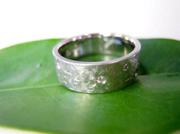 鍛造 結婚指輪 プラチナ pt900 太い 平打ち リング 幅7mm 槌目 マット ダイヤ付き 2枚目の画像