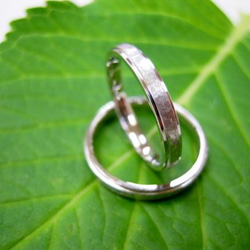 鍛造 結婚指輪 プラチナ pt900 平打ち リング 幅3mm 槌目マット加工 フチ光沢 1枚目の画像