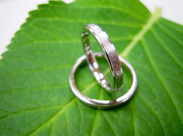 鍛造 結婚指輪 プラチナ pt900 平打ち リング 幅3mm 槌目マット加工 フチ光沢 1枚目の画像