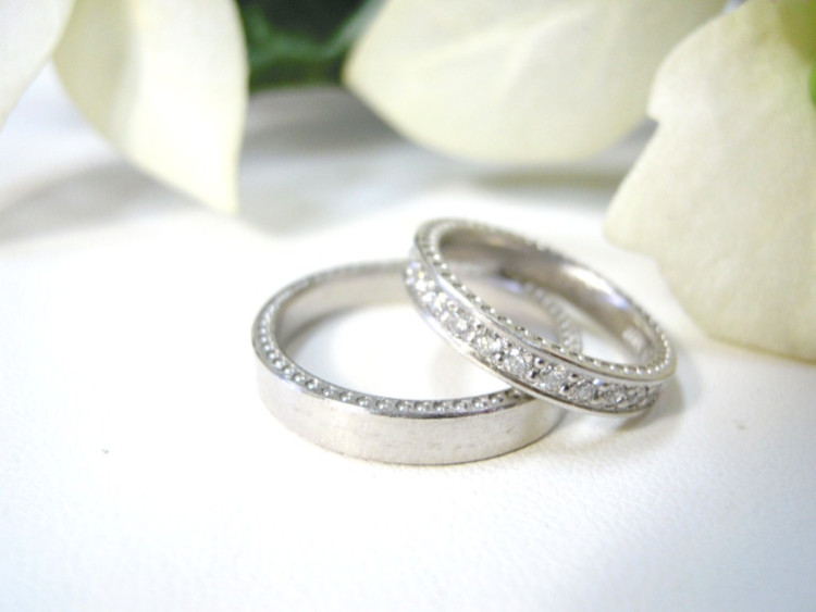鍛造 結婚指輪 プラチナ pt900 女性はハーフエタニティ 男性は平打ち ミル打ち マット