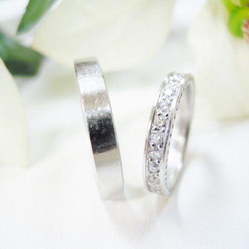 鍛造 結婚指輪 プラチナ pt900 女性はハーフエタニティ 男性は平打ち