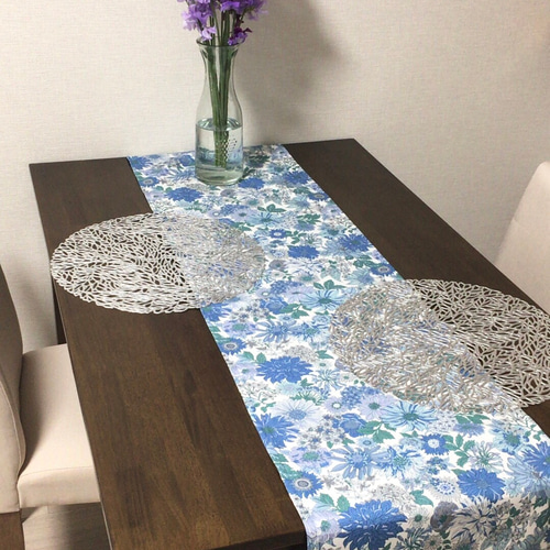 ハンガリー手刺繍♦︎可愛いお花のテーブルクロス （約）82cm x82cm ハンガリー手刺繍♦︎可愛いお花のテーブルクロス （約）82cm