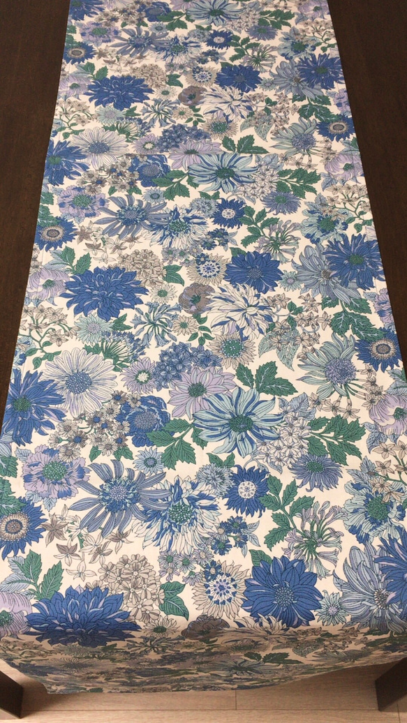 ブルーの花柄テーブルランナー 3枚目の画像