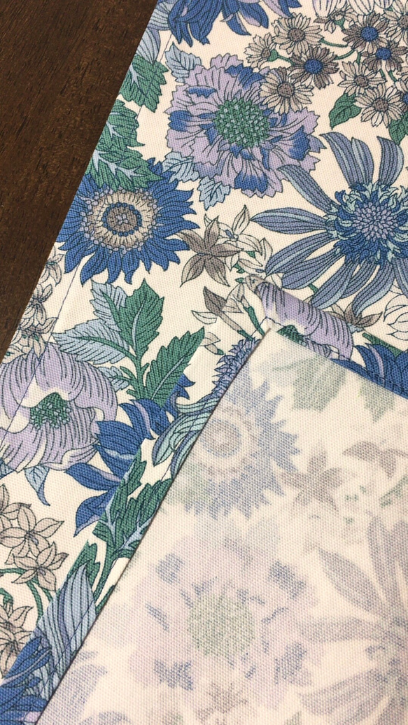 ブルーの花柄テーブルランナー 4枚目の画像