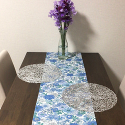 ブルーの花柄テーブルランナー 5枚目の画像