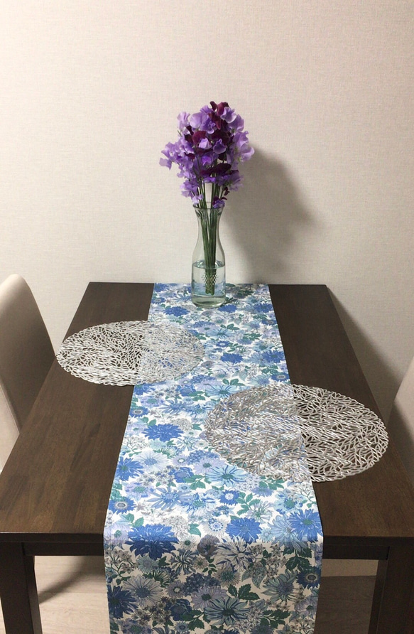 ブルーの花柄テーブルランナー 5枚目の画像