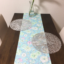 サックスブルーの花柄テーブルランナー 5枚目の画像