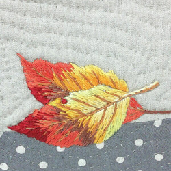 落ち葉の刺繍のポーチ 3枚目の画像