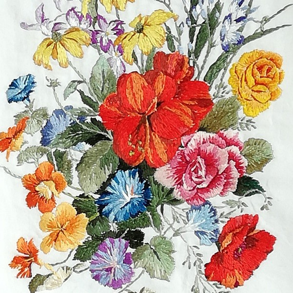 『新作WEEK2021』刺繍のクッションカバー「洋書の花」 3枚目の画像