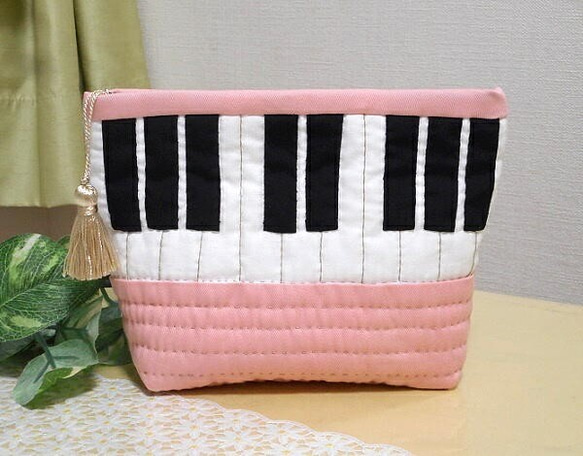 ピンクのピアノ 1枚目の画像