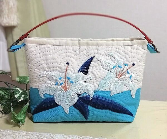 『晴れやかブルー2020』刺繍ポーチ Blue Lily 1枚目の画像