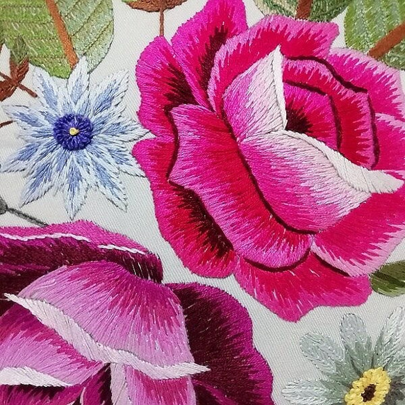 花（バラ）の刺繍のクッションカバー「送料無料」 4枚目の画像