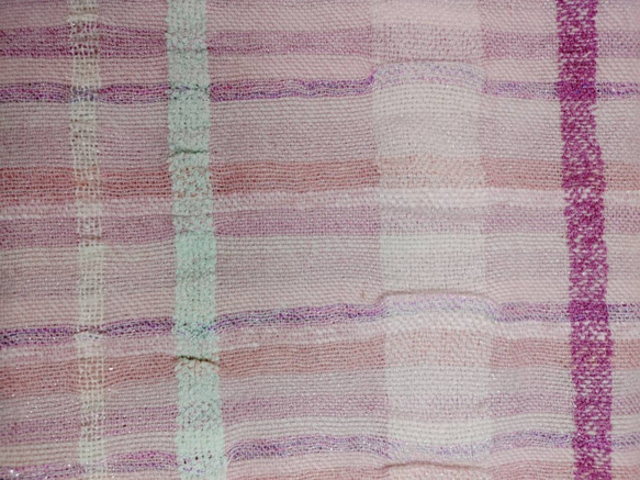 ローズピンク 手織りマフラー MUF101A-2 シルク ウール ラメ糸 ピンク  ふんわり 明るい 3枚目の画像