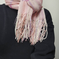 ローズピンク 手織りマフラー MUF101A-2 シルク ウール ラメ糸 ピンク  ふんわり 明るい 4枚目の画像