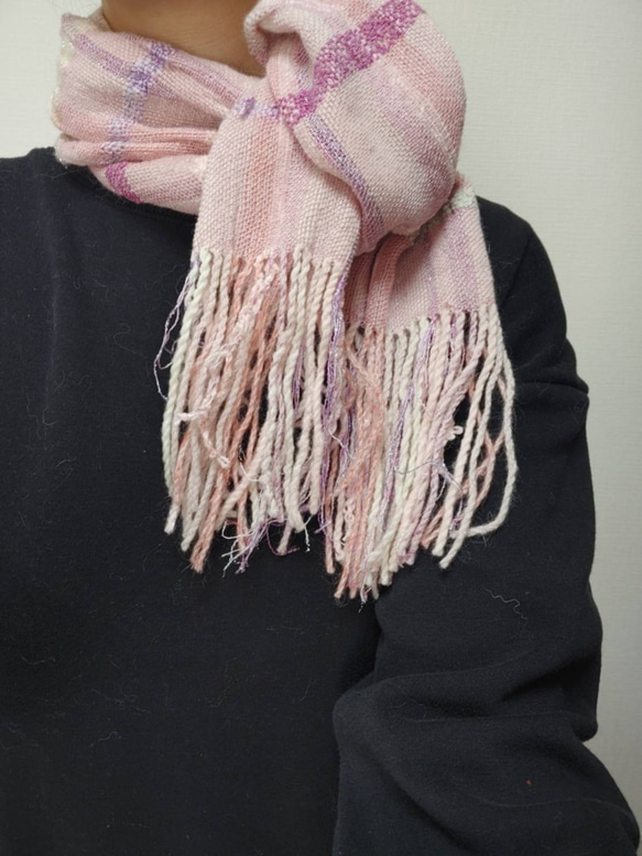 ローズピンク 手織りマフラー MUF101A-2 シルク ウール ラメ糸 ピンク  ふんわり 明るい 4枚目の画像