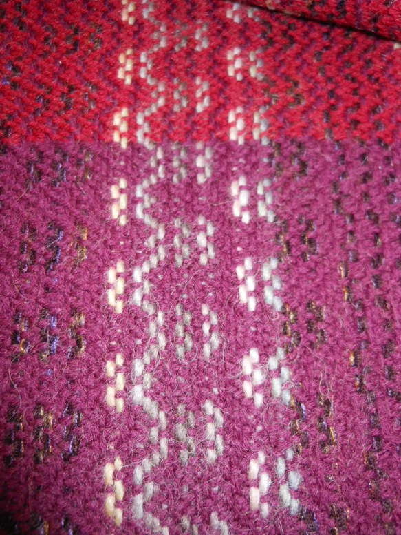手織り ウール マフラー  MUF131A  赤紫 模様織り 防寒  プレゼント 2枚目の画像