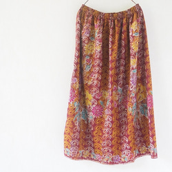 渋めのレンガ色バティックのスカート 4枚目の画像