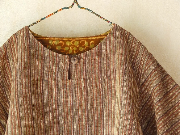ラオス・ラハナム村の手織り布・半袖クルタ 3枚目の画像
