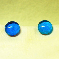琉球ガラスのイヤリング（ライトブルー） 1枚目の画像