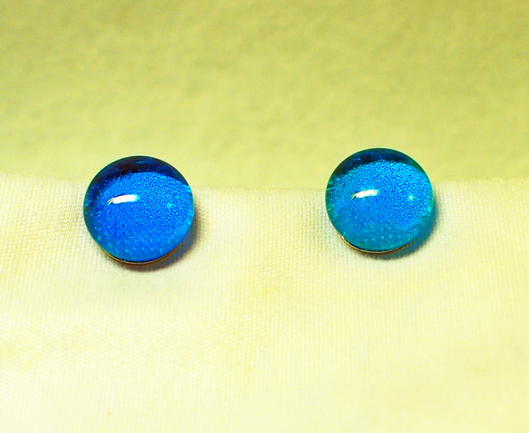 琉球ガラスのイヤリング（ライトブルー） 1枚目の画像