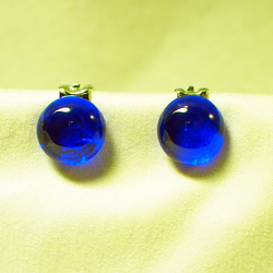 琉球ガラスのイヤリング（深青） 1枚目の画像