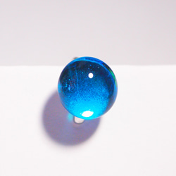 琉球ガラスの一粒イヤーカフ（ライトブルー） 4枚目の画像