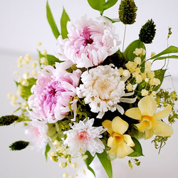 【仏花】2種の菊とデンファレの仏花 2枚目の画像