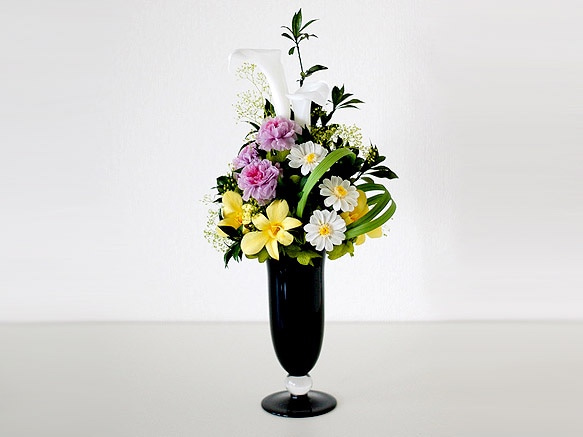【仏花】黒硝子の器を彩る供花【供花】 1枚目の画像