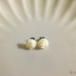 【T様ご予約済】ヴィンテージ風 mini classical rose ピアス 1枚目の画像