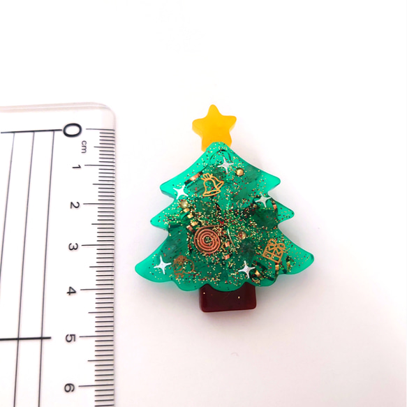 Sale〈再販〉クリスマスツリー＊オルゴナイトブローチ 3枚目の画像