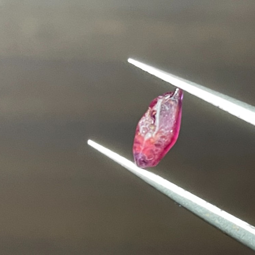 ルビーコランダム原石、0.70カラット天然ルビー原石（スリランカ