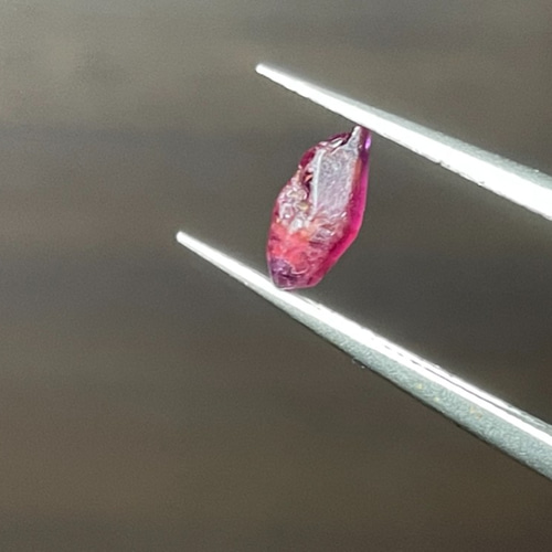ルビーコランダム原石、0.70カラット天然ルビー原石（スリランカ