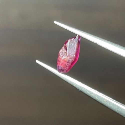 原石（ルビー） ルビーコランダム原石、0.70カラット天然ルビー原石（スリランカ