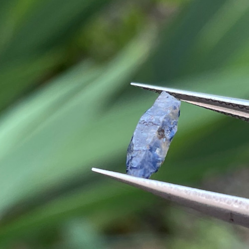 サファイア 原石 コランダムクリスタル 1.80カラットの青と白の色