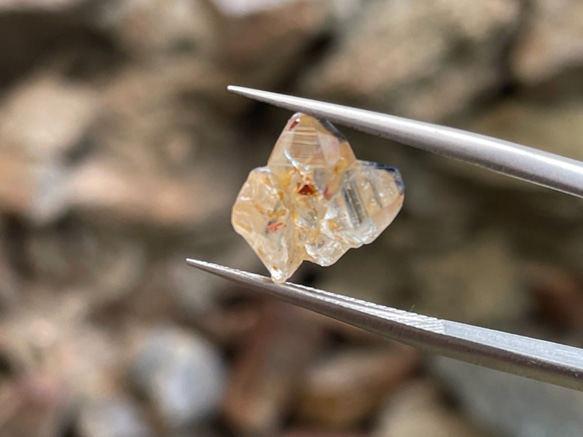 サファイアコランダムツインクリスタル 3.80カラットの天然原石 スリランカ原産 1枚目の画像