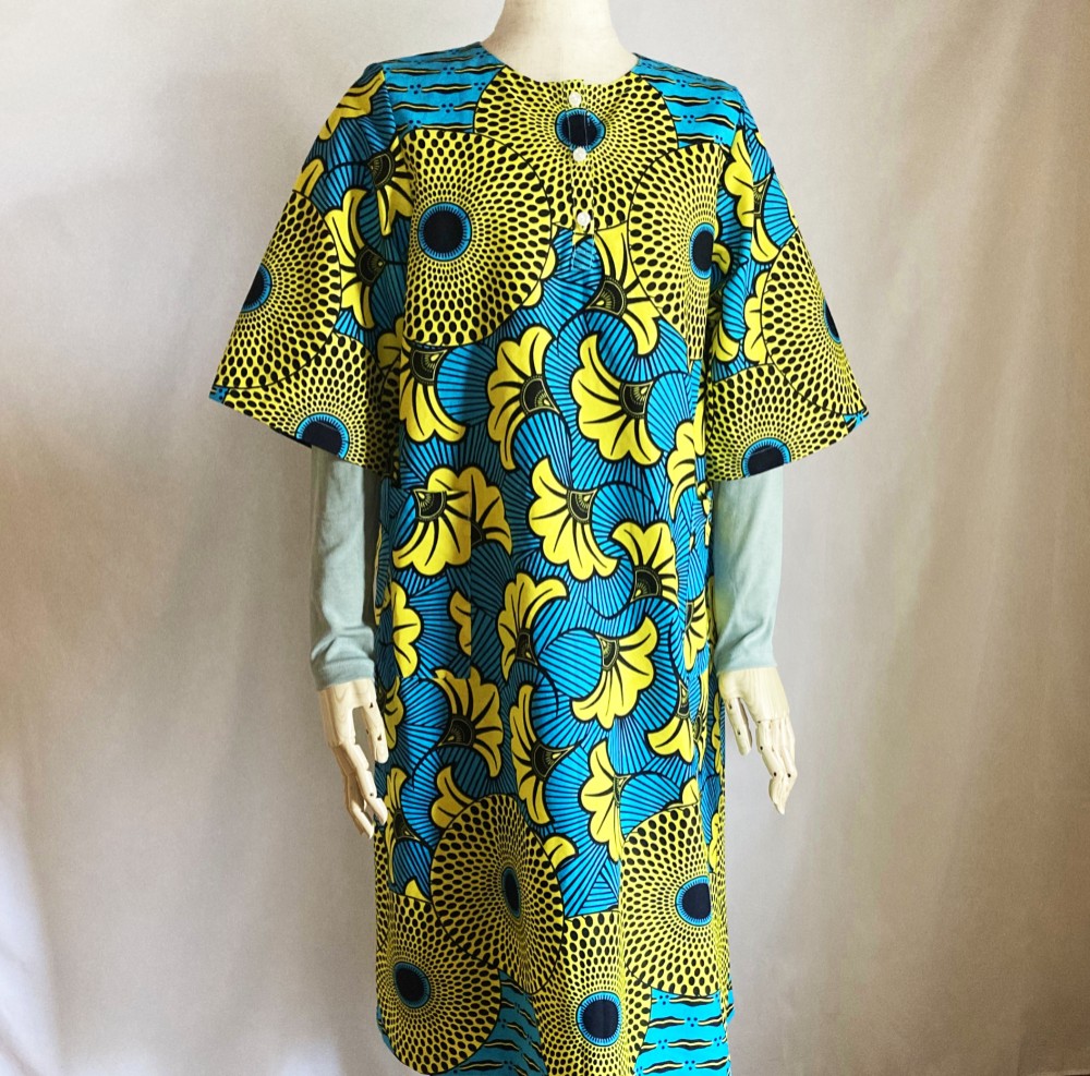 【送料無料】大きい花柄のワンピース