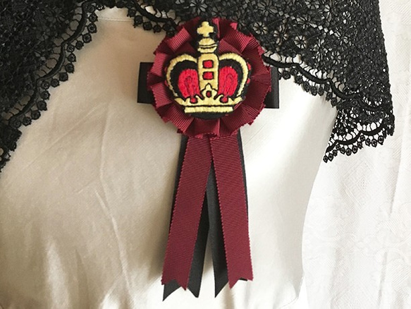 【送料込み】ハートの女王の冠刺繍ロゼット 1枚目の画像