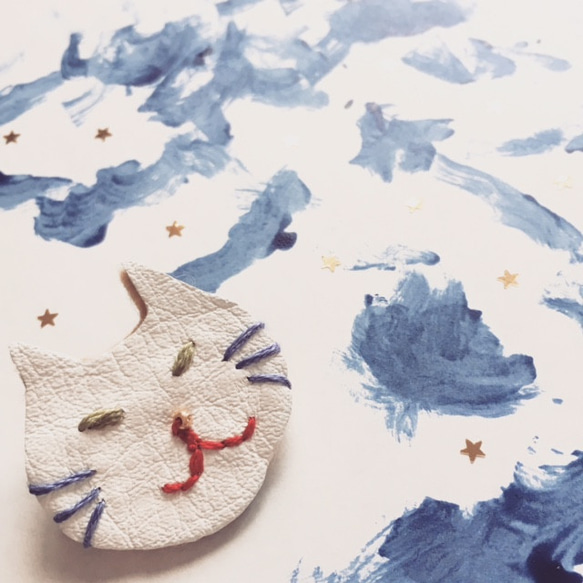 レザー刺繍のかわいい白猫さんブローチ 1枚目の画像