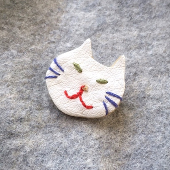 レザー刺繍のかわいい白猫さんブローチ 2枚目の画像