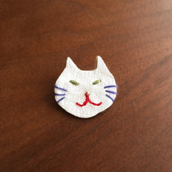 レザー刺繍のかわいい白猫さんブローチ 4枚目の画像